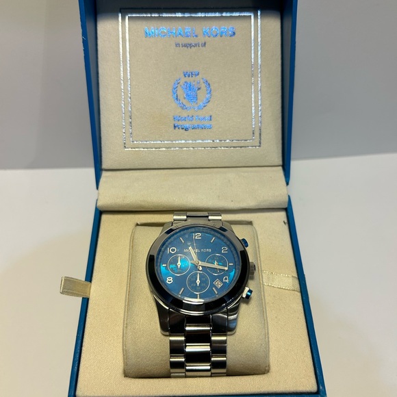 Michael Kors Watch Hunger Stop Oversized Runway Silver-Tone Watch - Picture 3 of 16